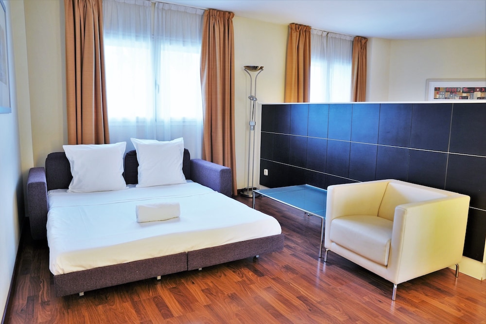 Habitación Junior Suite del hotel Port Feria Valencia. Foto 1