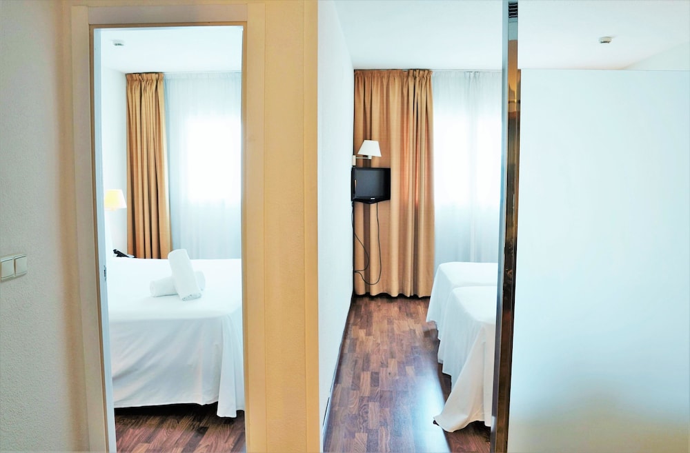 Habitación XL del hotel Port Feria Valencia. Foto 2
