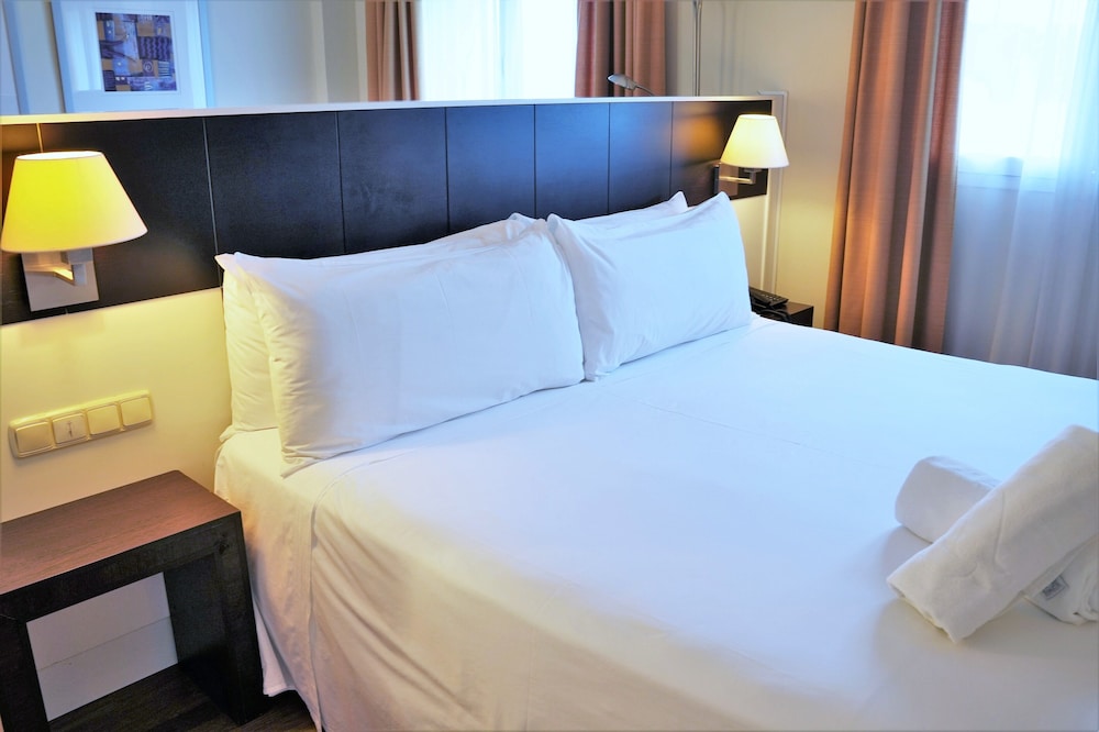 Habitación Junior Suite del hotel Port Feria Valencia. Foto 2