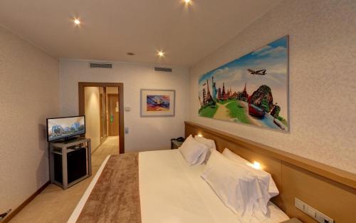 Habitación con cama extragrande. del hotel Mas Camarena. Foto 4
