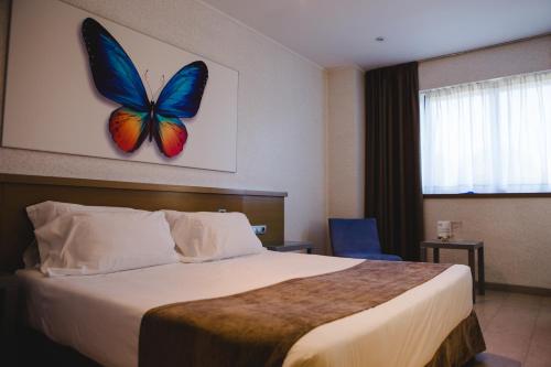 Habitación con cama extragrande. del hotel Mas Camarena. Foto 5