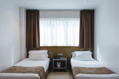 Habitación Triple del hotel Mas Camarena. Foto 7