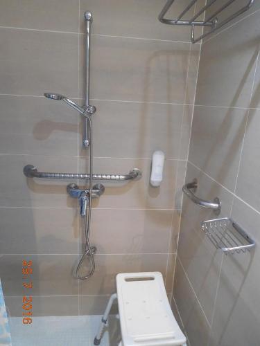 Habitación Triple adaptada para personas con movilidad reducida del hotel Mas Camarena. Foto 2