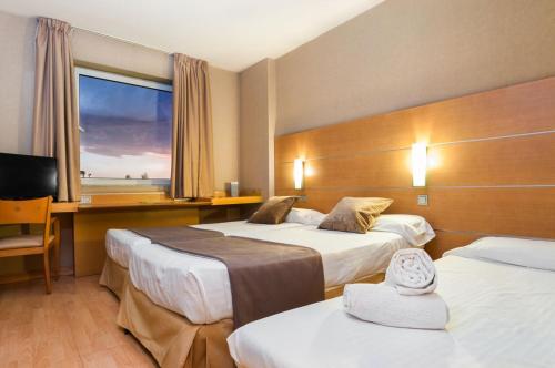 Habitación doble 3 camas individuales del hotel Posadas De España Paterna