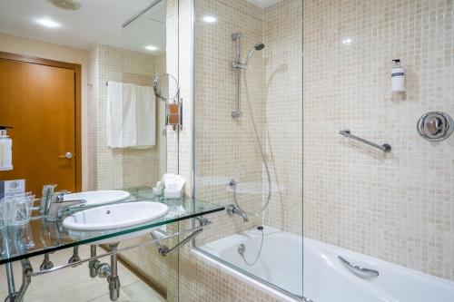 Habitación doble 3 camas individuales del hotel Posadas De España Paterna. Foto 2