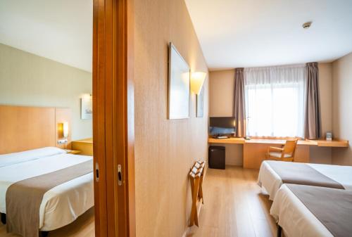 2 Habitaciones Dobles comunicadas del hotel Posadas De España Paterna. Foto 1