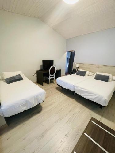 Habitación Triple del hotel Restaurante El Montico. Foto 3