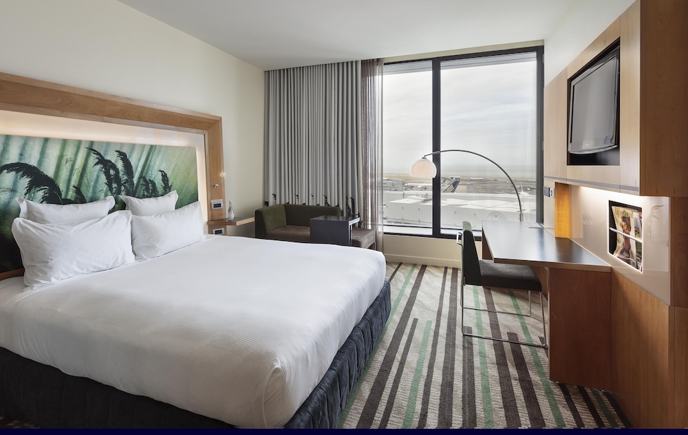 Habitación superior, 1 cama de matrimonio grande del hotel Novotel Auckland Airport. Foto 1