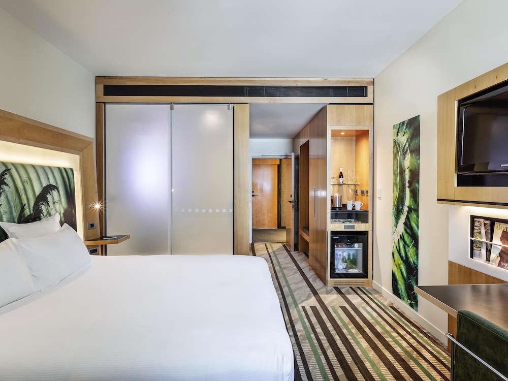 Habitación superior, 1 cama de matrimonio grande del hotel Novotel Auckland Airport. Foto 2