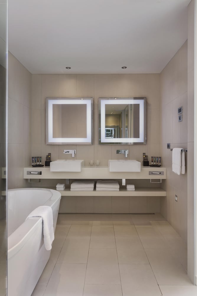 Suite, 1 cama de matrimonio grande del hotel Novotel Auckland Airport. Foto 4