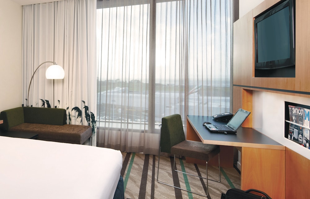 Habitación superior, 1 cama de matrimonio grande, accesible para personas con discapacidad del hotel Novotel Auckland Airport. Foto 1