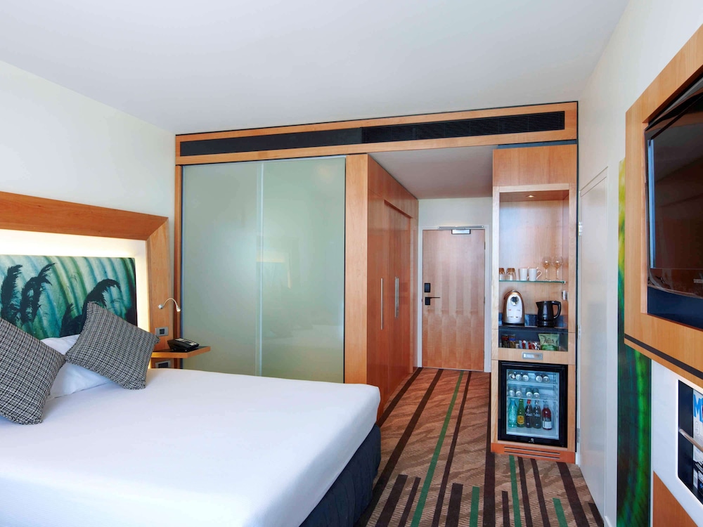 Habitación superior, 1 cama de matrimonio grande, accesible para personas con discapacidad del hotel Novotel Auckland Airport. Foto 2