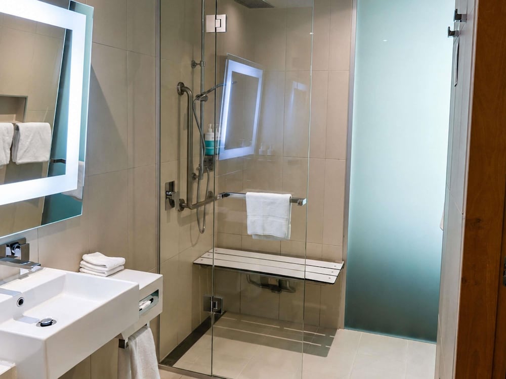 Habitación superior, 1 cama de matrimonio grande, accesible para personas con discapacidad del hotel Novotel Auckland Airport. Foto 4