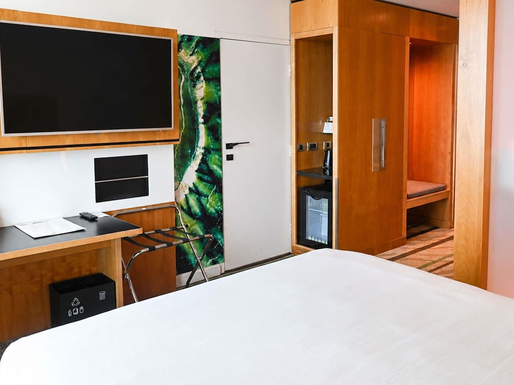 Habitación superior, 1 cama de matrimonio grande, accesible para personas con discapacidad del hotel Novotel Auckland Airport. Foto 5