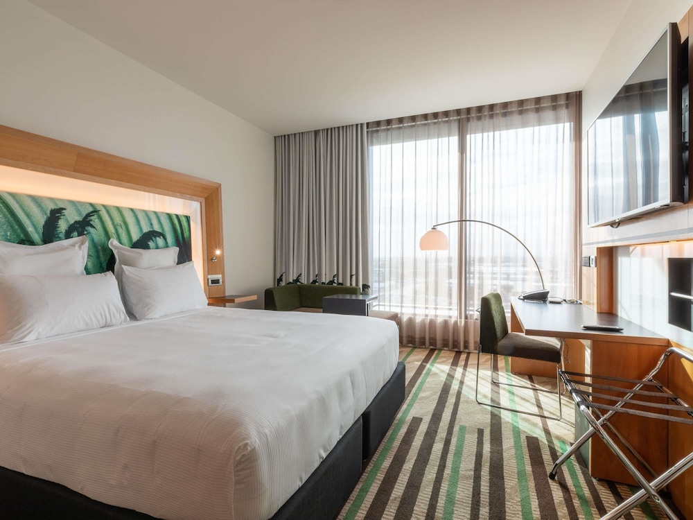 Habitación superior, 1 cama de matrimonio grande, accesible para personas con discapacidad del hotel Novotel Auckland Airport. Foto 6