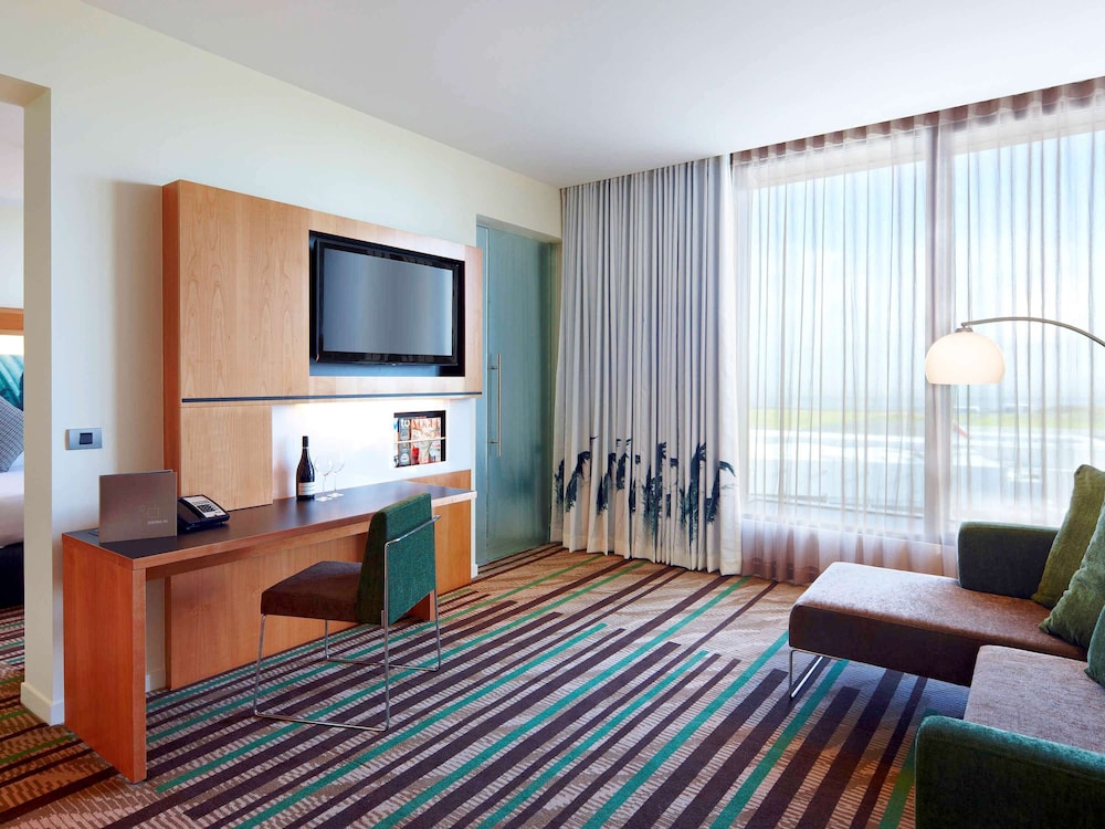 Suite, 1 cama de matrimonio grande del hotel Novotel Auckland Airport. Foto 5