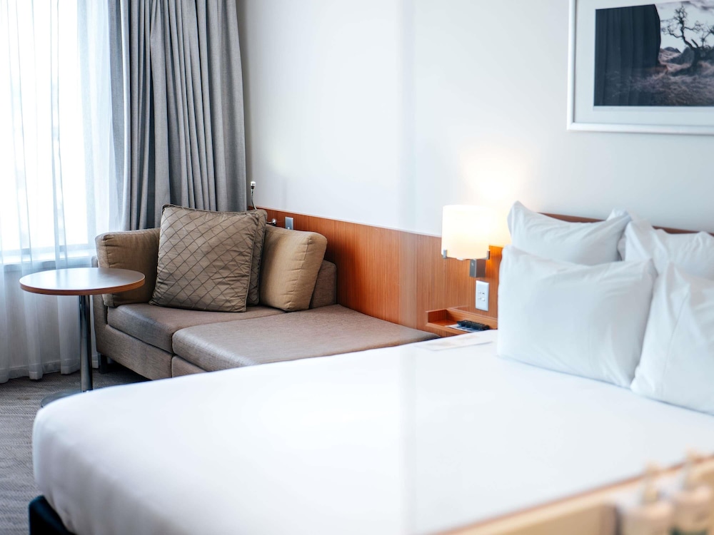 Habitación superior, 1 cama de matrimonio grande del hotel Novotel Christchurch Cathedral Square. Foto 1