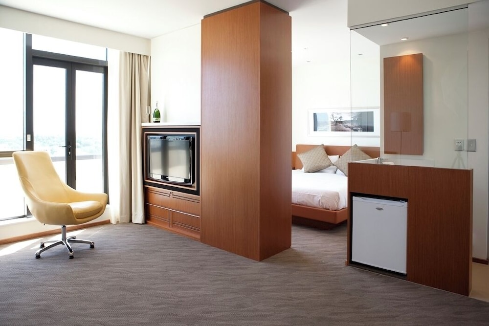 Suite ejecutiva, 1 cama de matrimonio grande del hotel Novotel Christchurch Cathedral Square. Foto 1