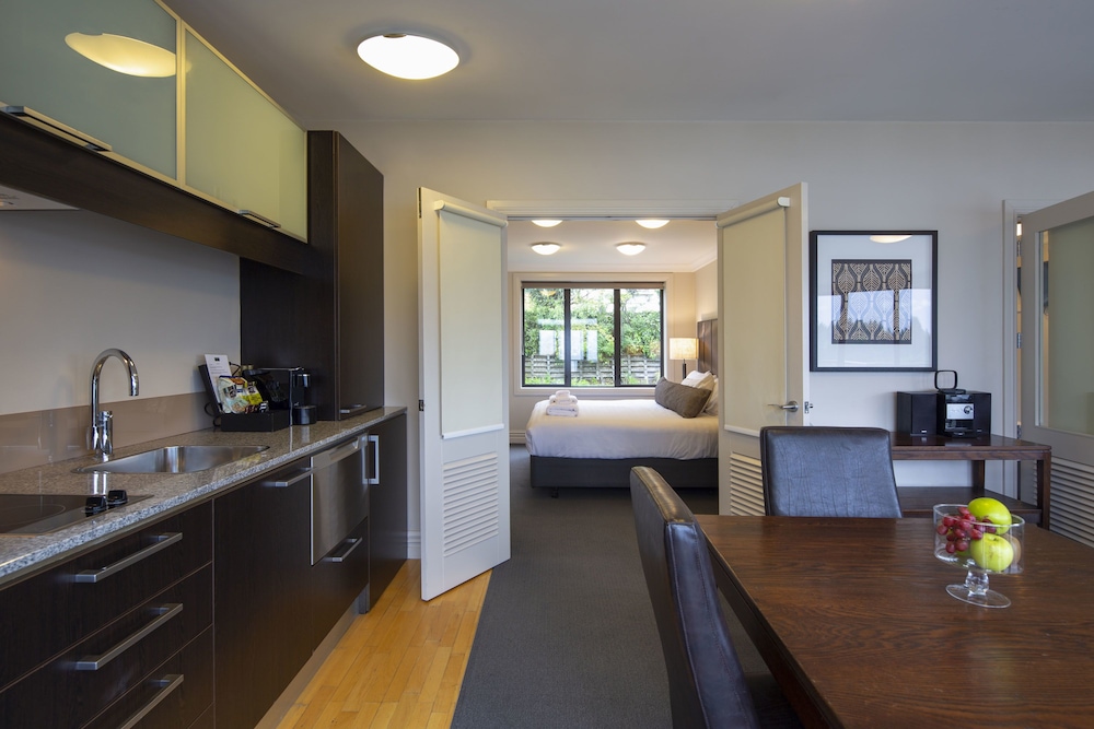Suite con Vistas al Lago de 2 Dormitorios del hotel Peppers Beacon Queenstown. Foto 1