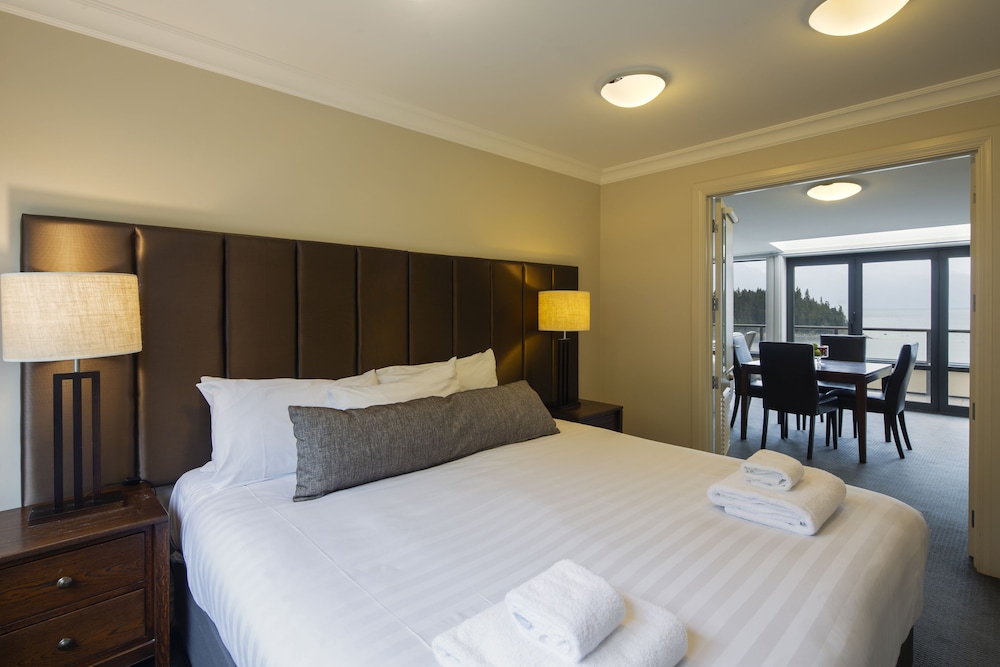 Suite con Vistas al Lago de 2 Dormitorios del hotel Peppers Beacon Queenstown. Foto 5