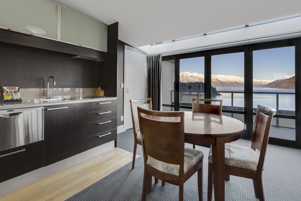 Suite con Vistas al Lago de 2 Dormitorios del hotel Peppers Beacon Queenstown. Foto 7