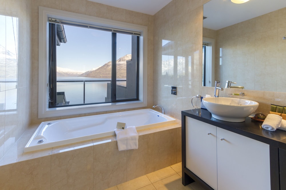 Suite con Vistas al Lago de 2 Dormitorios del hotel Peppers Beacon Queenstown. Foto 8