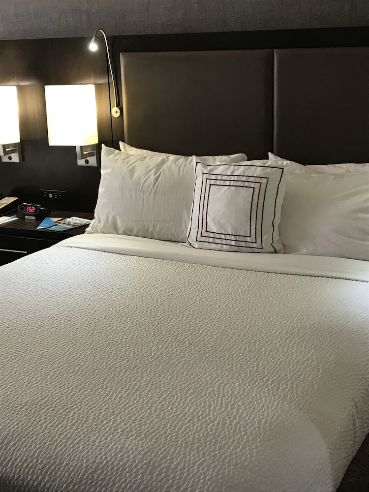 Habitación, 1 cama de matrimonio grande (Mobility/Hearing Accessible, Tub) del hotel Fairfield Inn & Suites by Marriott New York Staten Island