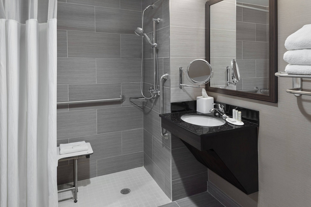 Habitación, 1 cama de matrimonio grande (Mobility/Hearing Accessible, Tub) del hotel Fairfield Inn & Suites by Marriott New York Staten Island. Foto 3