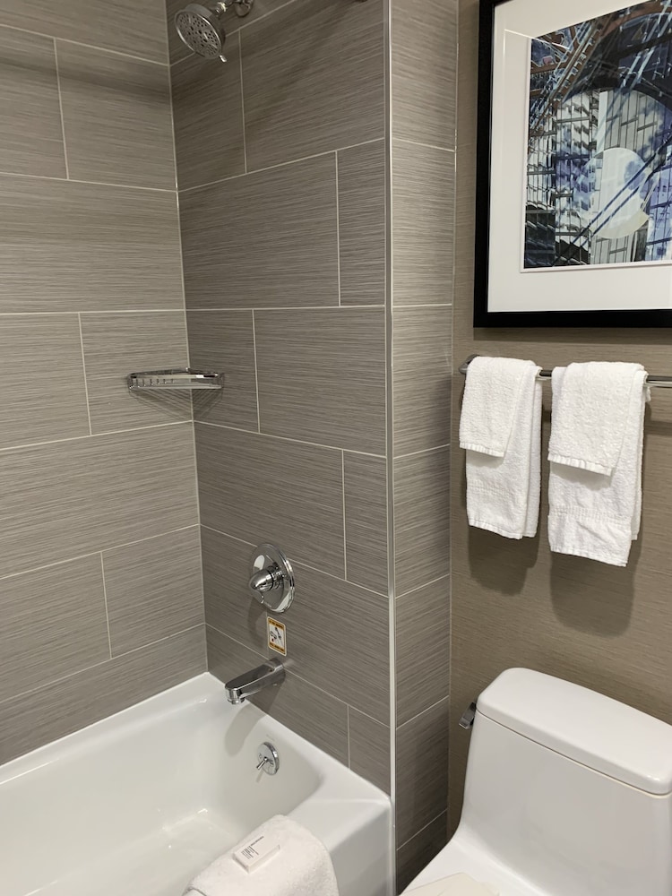 Habitación, 2 camas de matrimonio del hotel Fairfield Inn & Suites by Marriott New York Staten Island. Foto 6