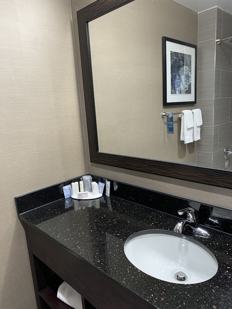 Habitación doble Accesible 2 Camas queen Normal del hotel Fairfield Inn & Suites by Marriott New York Staten Island. Foto 9