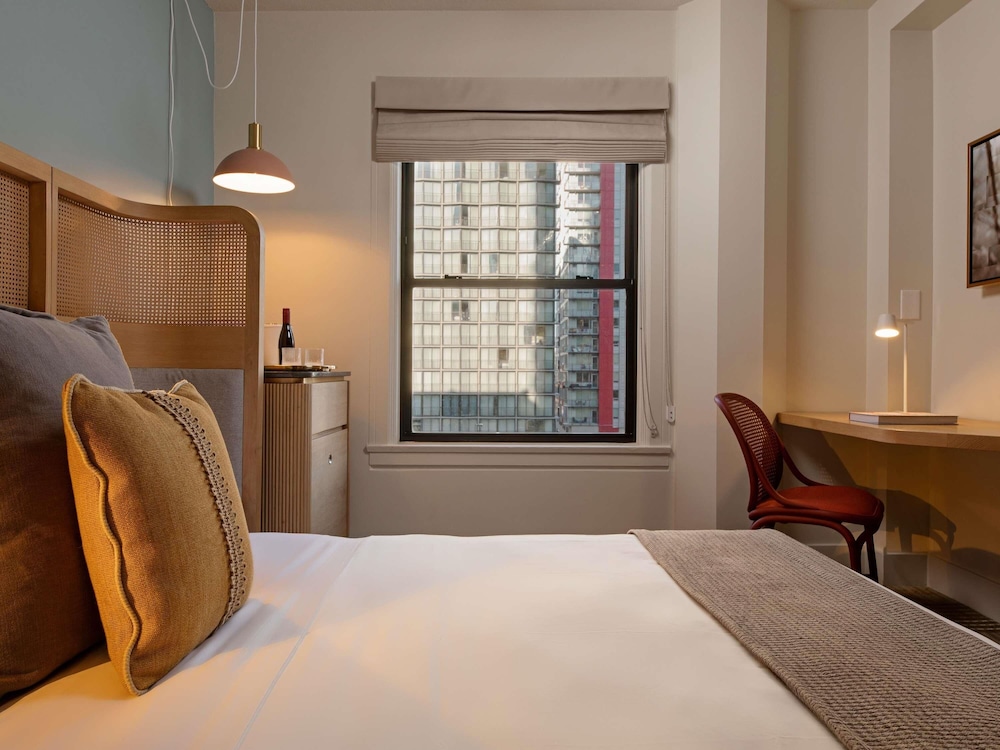 HABITACIÓN CLÁSICA, 1 Cama Queen, 200 SF, 18 SM, Vistas a la Ciudad, Nespresso del hotel Andra Seattle Mgallery Collection. Foto 1
