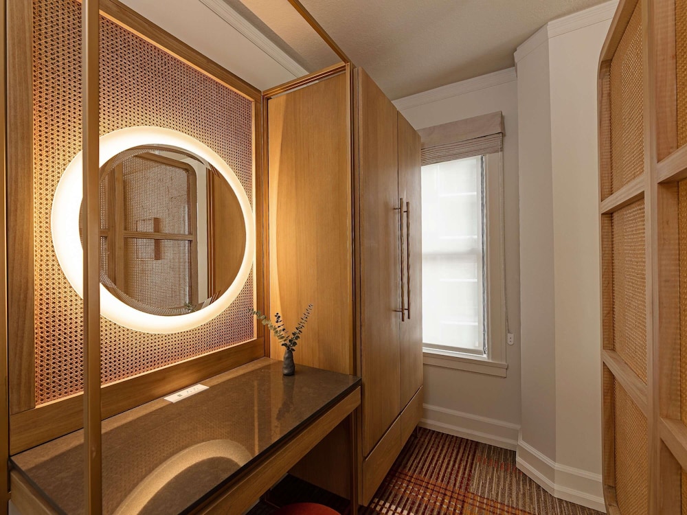 SUITE PREMIER DE UNA HABITACIÓN EN ESQUINA, 1 Cama King, 550 SF, 51 SM, Vistas a la Ciudad, Nespresso del hotel Andra Seattle Mgallery Collection. Foto 6