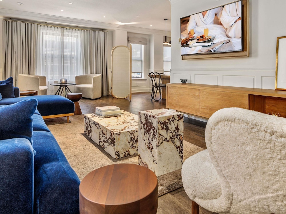 SUITE PRESIDENCIAL MONARCH EN ESQUINA, 1 Cama King, 1500 SF, 139 SM, Vistas a la Ciudad, 1.5 Baños, Nespresso del hotel Andra Seattle Mgallery Collection
