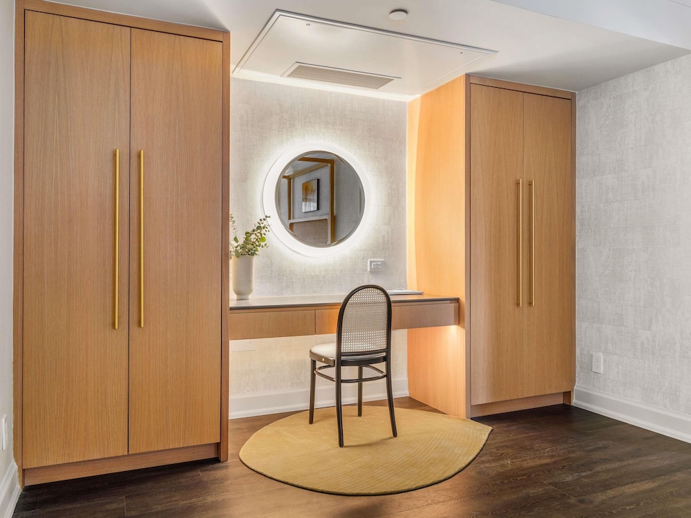 SUITE PRESIDENCIAL MONARCH EN ESQUINA, 1 Cama King, 1500 SF, 139 SM, Vistas a la Ciudad, 1.5 Baños, Nespresso del hotel Andra Seattle Mgallery Collection. Foto 2
