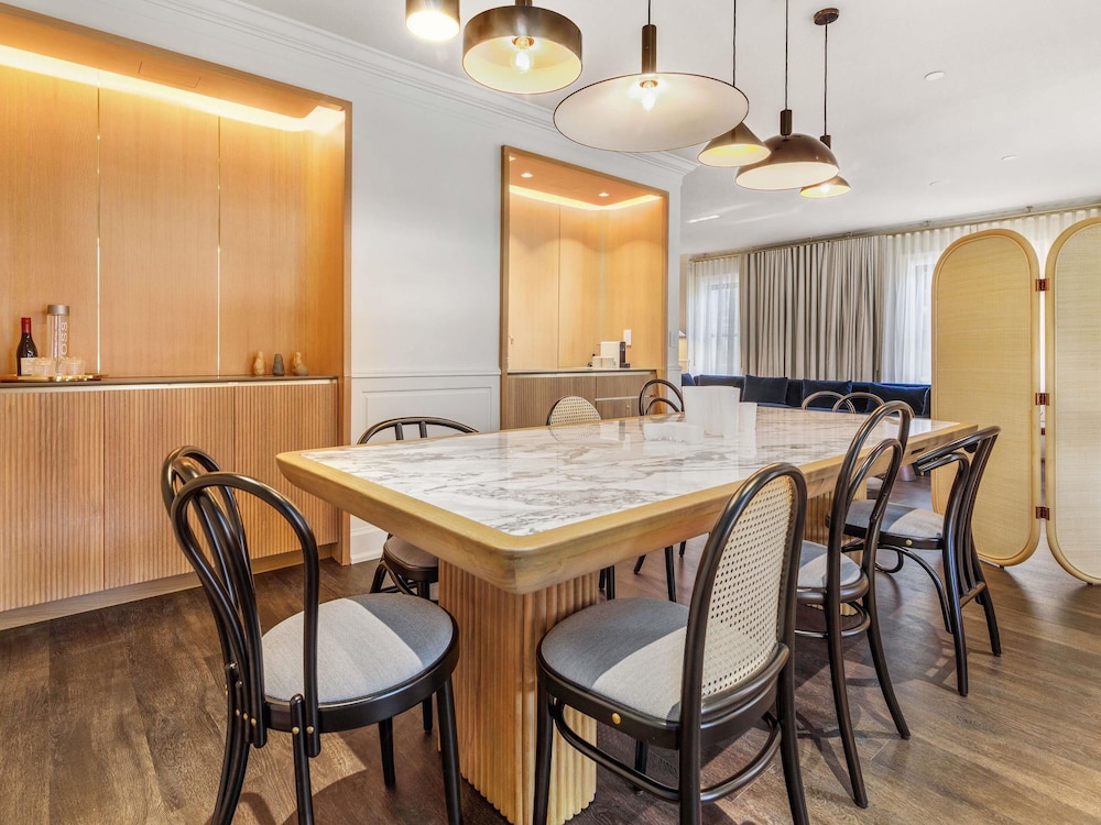 SUITE PRESIDENCIAL MONARCH EN ESQUINA, 1 Cama King, 1500 SF, 139 SM, Vistas a la Ciudad, 1.5 Baños, Nespresso del hotel Andra Seattle Mgallery Collection. Foto 4
