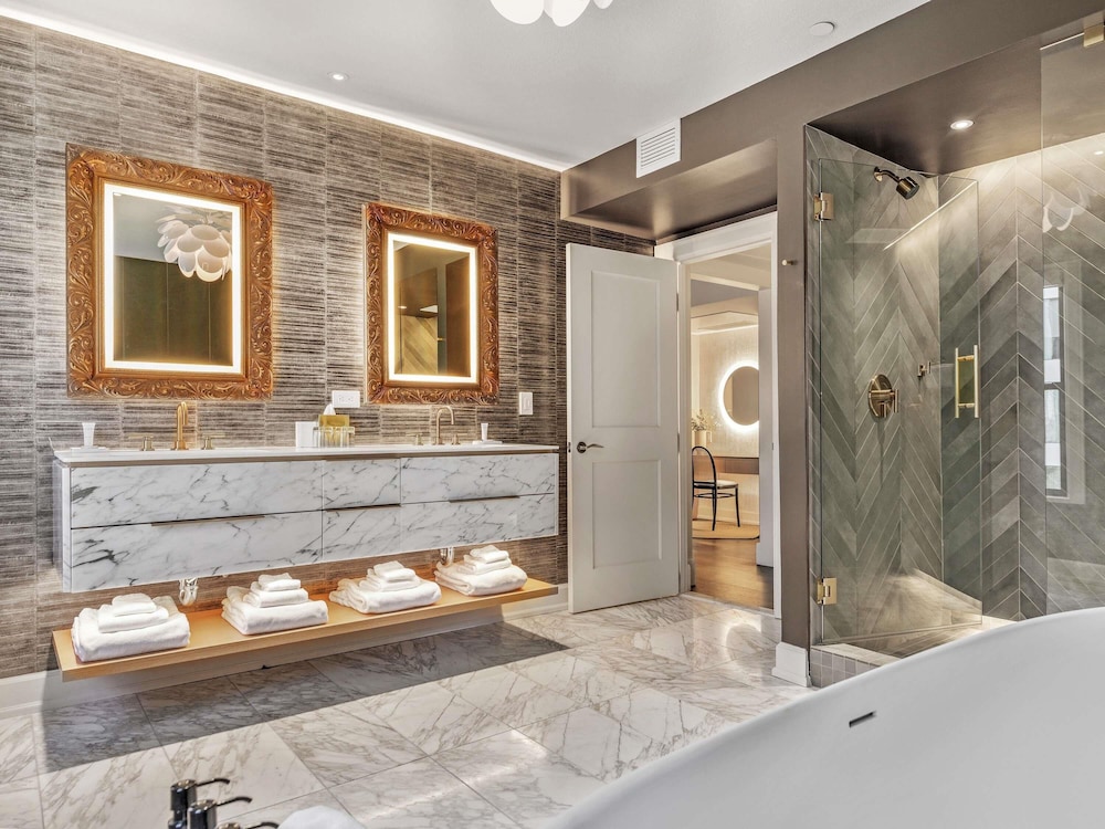 SUITE PRESIDENCIAL MONARCH EN ESQUINA, 1 Cama King, 1500 SF, 139 SM, Vistas a la Ciudad, 1.5 Baños, Nespresso del hotel Andra Seattle Mgallery Collection. Foto 8