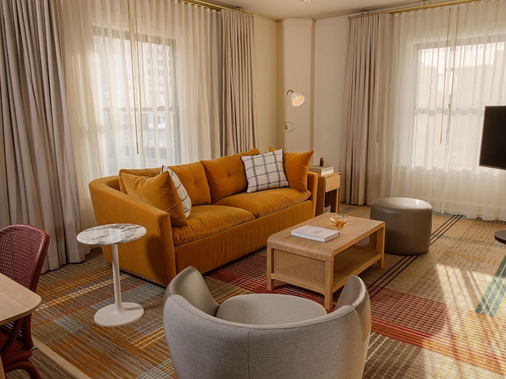 HABITACIÓN DELUXE, 1 Cama King, 400 SF, 37 SM, Vistas a la Ciudad, Nespresso del hotel Andra Seattle Mgallery Collection. Foto 2