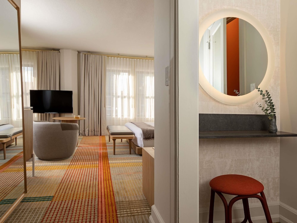 DELUXE 1 Cama King, 400SF 37SM Accesibilidad para Movilidad y Auditiva, Ducha Accesible, Nespresso, Armario Empotrado del hotel Andra Seattle Mgallery Collection. Foto 1
