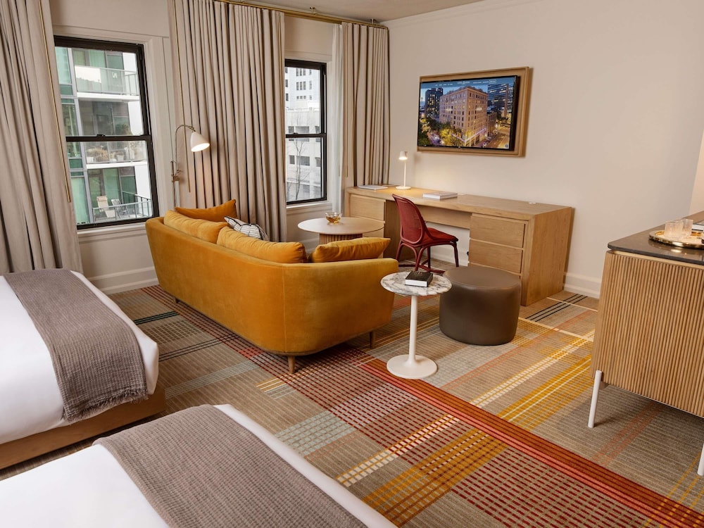 HABITACIÓN DELUXE, 2 Camas Queen, 400 SF, 37 SM, Vistas a la Ciudad, Nespresso, Armario Empotrado del hotel Andra Seattle Mgallery Collection