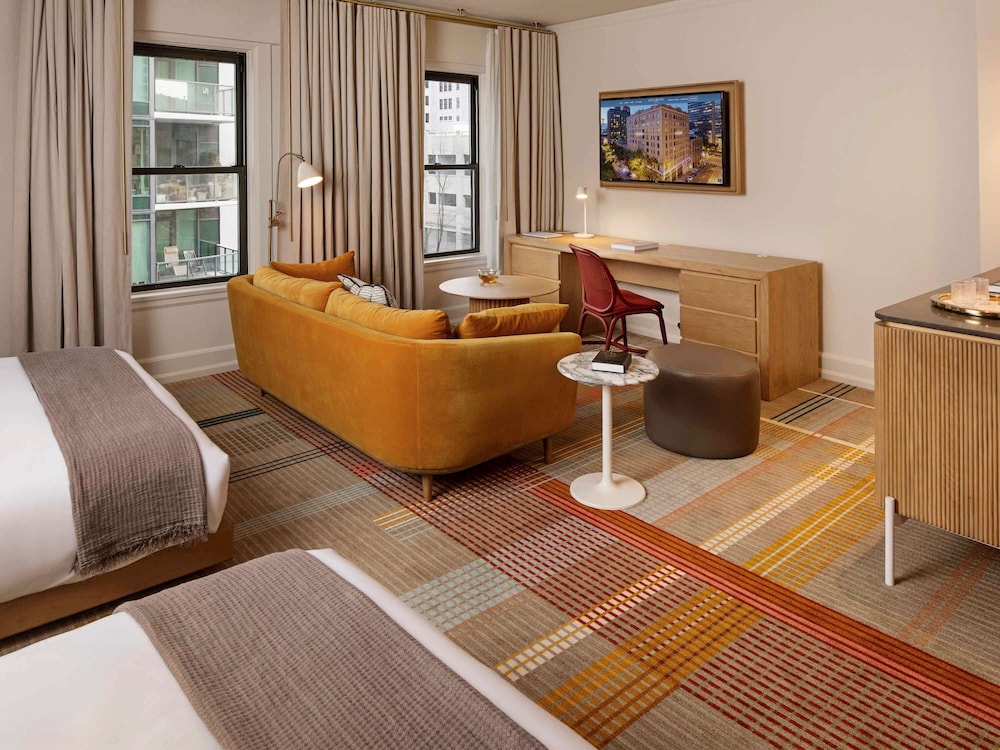 HABITACIÓN DELUXE, 2 Camas Queen, 400 SF, 37 SM, Vistas a la Ciudad, Nespresso, Armario Empotrado del hotel Andra Seattle Mgallery Collection. Foto 7