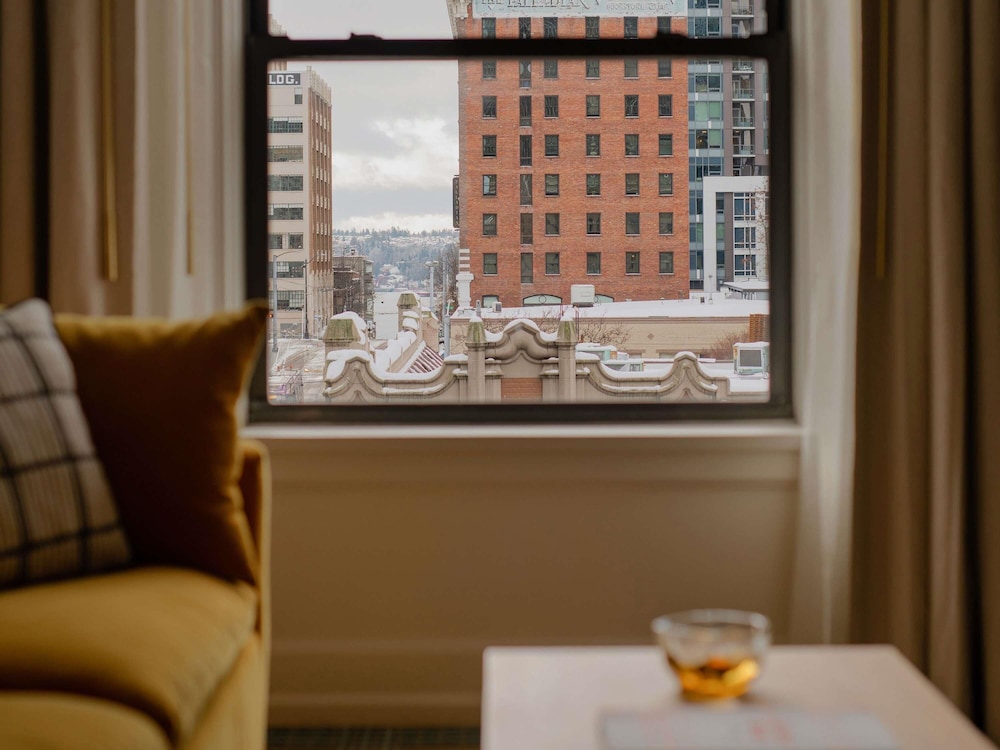 HABITACIÓN DELUXE, 2 Camas Queen, 400 SF, 37 SM, Vistas a la Ciudad, Nespresso, Armario Empotrado del hotel Andra Seattle Mgallery Collection. Foto 8