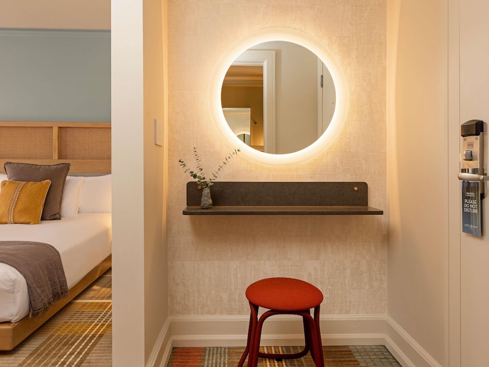 SUITE JUNIOR, 1 Cama King, 475 SF, 44 SM, Vistas a la Ciudad, Nespresso, Armario Empotrado del hotel Andra Seattle Mgallery Collection. Foto 4