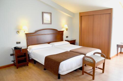 Habitación Doble - 2 camas - Mansard del hotel Lasa Sport. Foto 4