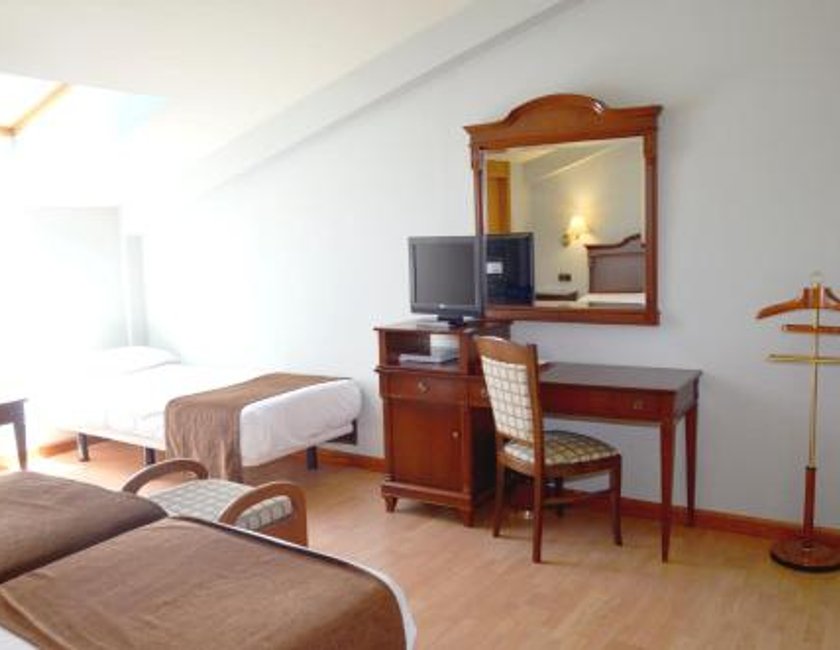 Habitación Cuádruple Clásica del hotel Lasa Sport. Foto 2