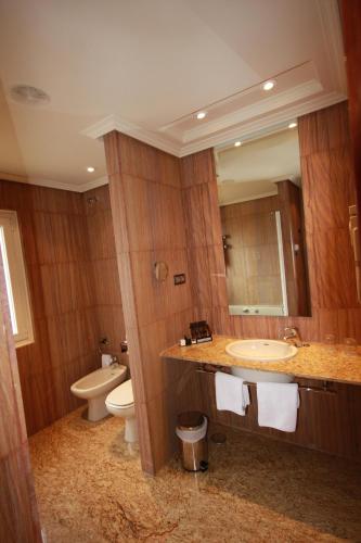 Habitación Doble con cama supletoria del hotel Olid. Foto 4