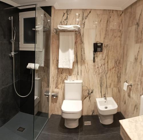Habitación Doble con cama supletoria del hotel Olid. Foto 6