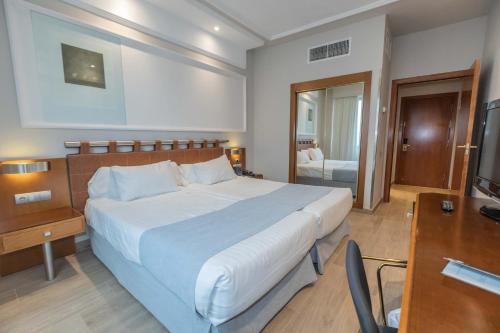 Habitación Doble con cama supletoria del hotel Olid. Foto 10