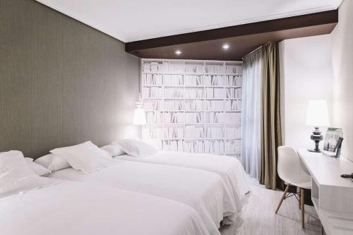 Habitación Triple del hotel ILUNION Abando Bilbao. Foto 1