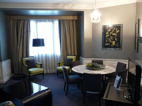 Suite Junior del hotel Carlton. Foto 2