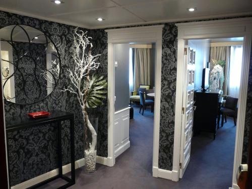 Suite Junior del hotel Carlton. Foto 5